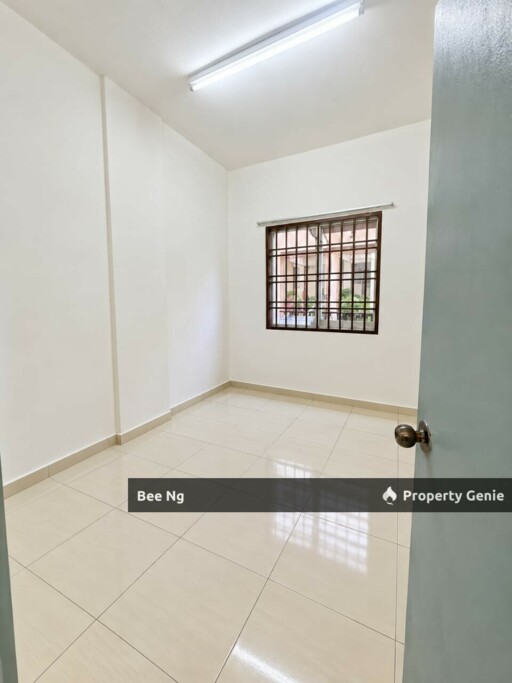 Tampoi Utama / Ground Floor Flat / Fully Renovated / Full Loan