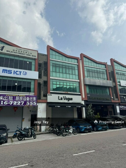 Taman Molek 2nd Floor For Rent