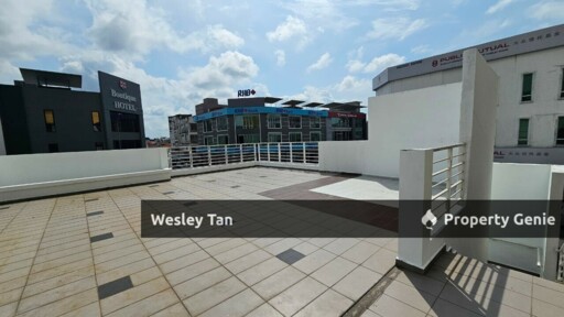 Melaka Raya 1.5 Storey Commercial Corner Shop with Rooftop Balcony Surrounded by 5 Banks