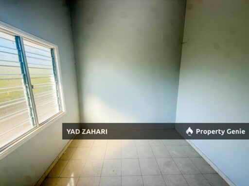 Seksyen 30, Jalan Kebun Shah Alam | Single Storey Terrace 4 Bedrooms | RM380K - Flexible Deposit, Kitchen with Table Top and Nearby School