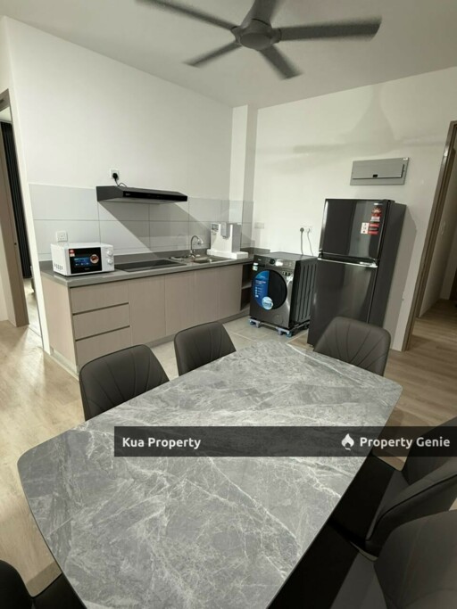 Middle Room Kenny Hill Residence 2 Apartment For Rent! Located at Kenny Hill, opposite Swinburne