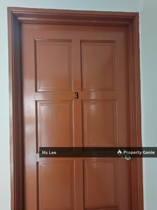 Female Room 3 RM400 @ 2nd Floor Shop Apt-Sek 7-Shah Alam-near UITM-Ready Now