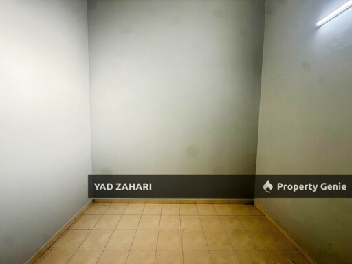 Seksyen 30, Jalan Kebun Shah Alam | Single Storey Terrace 4 Bedrooms | RM380K - Flexible Deposit, Kitchen with Table Top and Nearby School