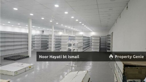 FOR RENT📌📌  WAREHOUSE @ Bukit Kemuning, Shah Alam – FACING MAIN ROAD – AMPLE PARKING  PROPERTY DETAILS:  • Location: Jalan Bukit Kemuning, Shah Alam