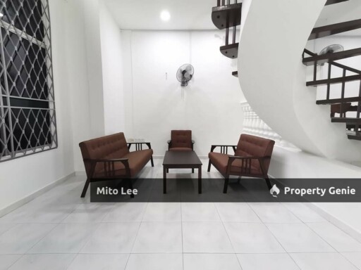 3 Storey Terrace House @ Tampoi Utama For Sale!!
