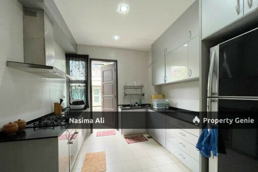 Facing Park- 3 Storey Bungalow (Villa Teratai Kayangan Heights Seksyen U9 Shah Alam )