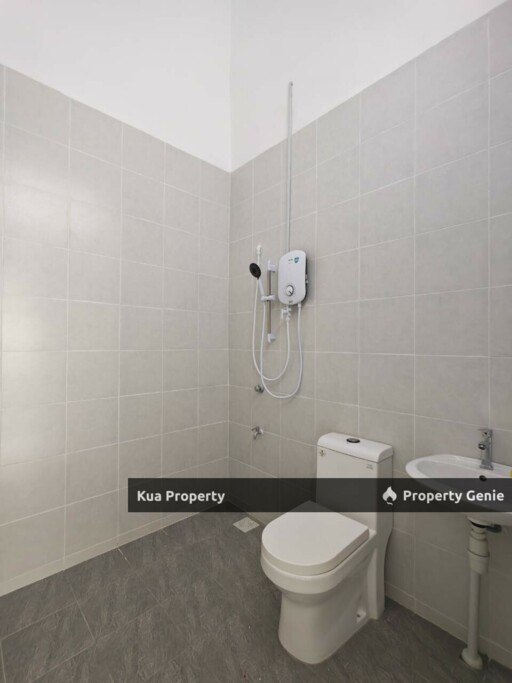 FOR RENT! D’Everglades Upper Unit Townhouse at Kampung Stutong Baru, near BDC