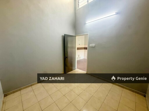 Seksyen 30, Jalan Kebun Shah Alam | Single Storey Terrace 4 Bedrooms | RM380K - Flexible Deposit, Kitchen with Table Top and Nearby School