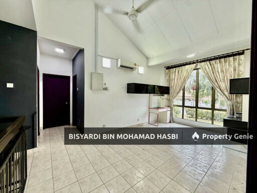 Corner Lot with Ample Parking + Extra Land 2 Storey House, Bukit Jelutong Shah Alam.