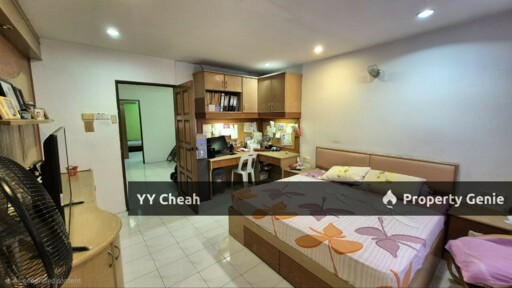 2.5 Storey House 6 Rooms - Facing Field - Good For Big Family