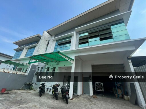 Kempas Utama / 1.5 Storey Semi D Factory / Light Industry