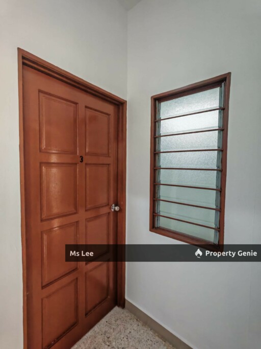 Female Room 3 RM400 @ 2nd Floor Shop Apt-Sek 7-Shah Alam-near UITM-Ready Now