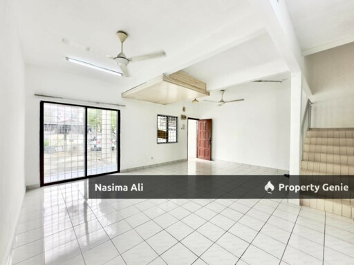 Spacious Unit- 2 Storey, Jalan Turmalin Seksyen 7 Shah Alam