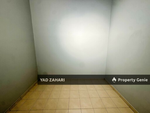 Seksyen 30, Jalan Kebun Shah Alam | Single Storey Terrace 4 Bedrooms | RM380K - Flexible Deposit, Kitchen with Table Top and Nearby School