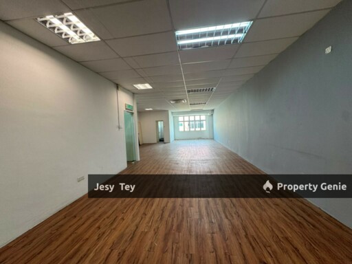 Taman Molek 2nd Floor For Rent