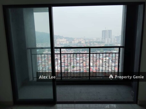 Spacious 3BR Corner @ Holmes 2 | 979sf Mid Floor | Park Views | LRT Walk