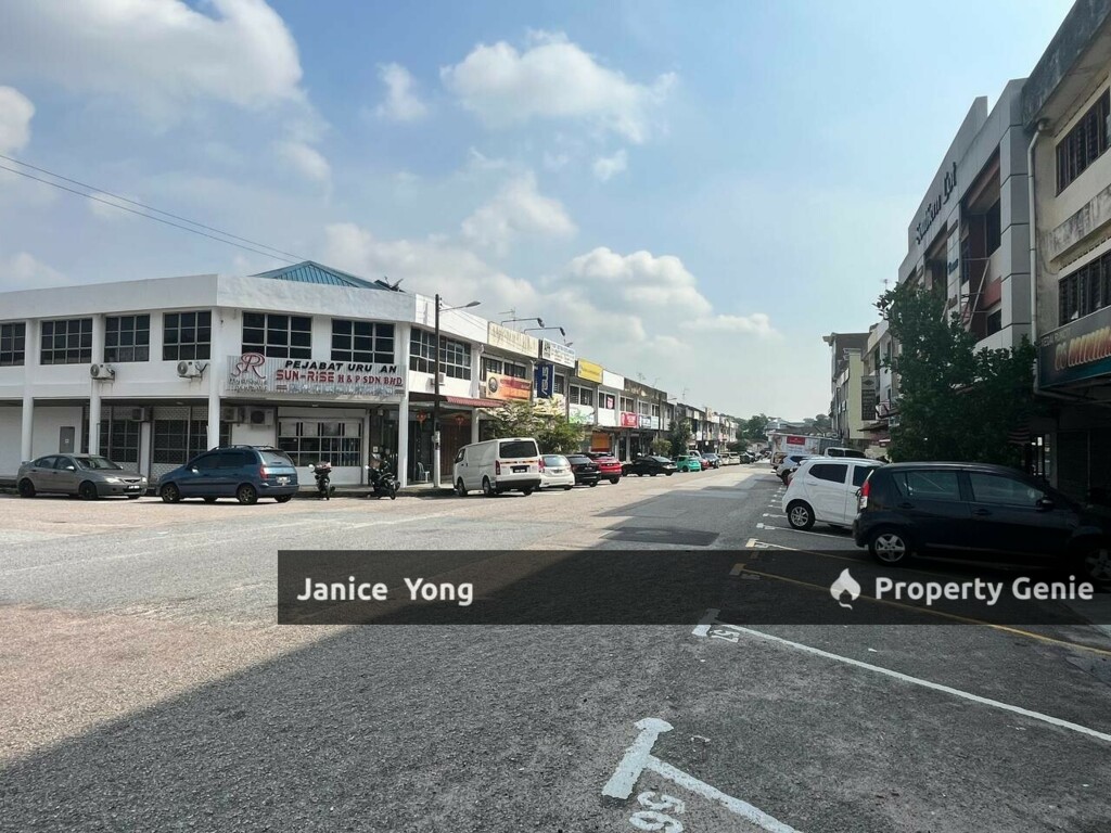 3 Storey Shop Lot @ Taman Johor Jaya Jalan Rosmerah 2