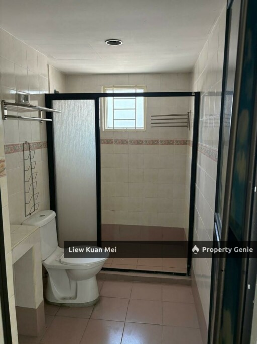 Casa Damansara 1, excellent location walking distance to 3 Damansara Mall. Corner unit airy, spacious and bright. Vacant now.