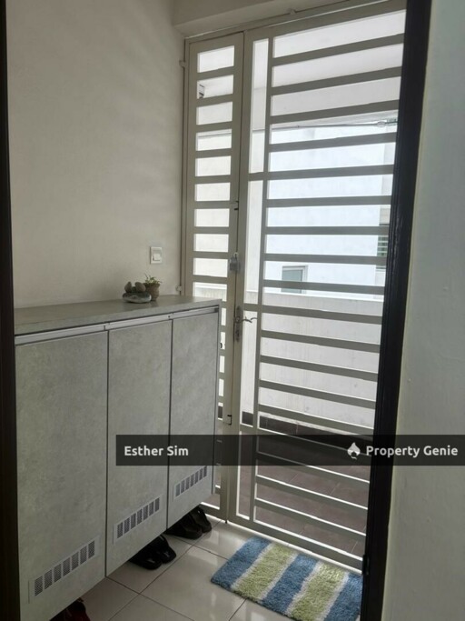 Valued Buy Dahlia Park Condo with 2 Parkings Lot, Well Maintained and Move in Condition. Near Banks, Hawker Food and Schools.