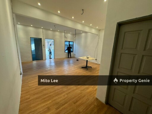 JB Town 2 storey Shoplot For Sale!! Facing Main Road!!