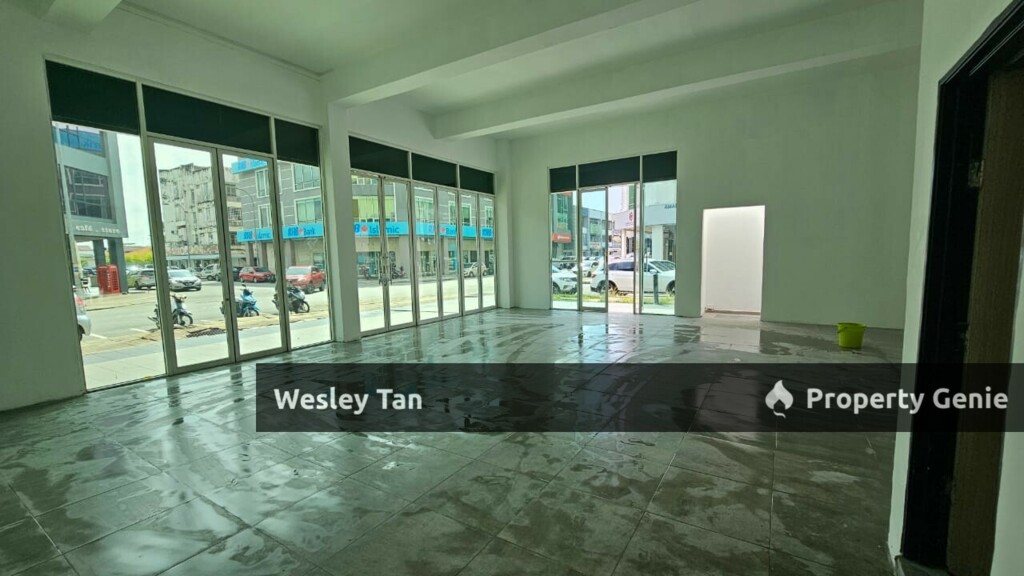 Melaka Raya 1.5 Storey Commercial Corner Shop with Rooftop Balcony Surrounded by 5 Banks