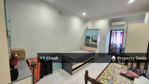 2.5 Storey House 6 Rooms - Facing Field - Good For Big Family