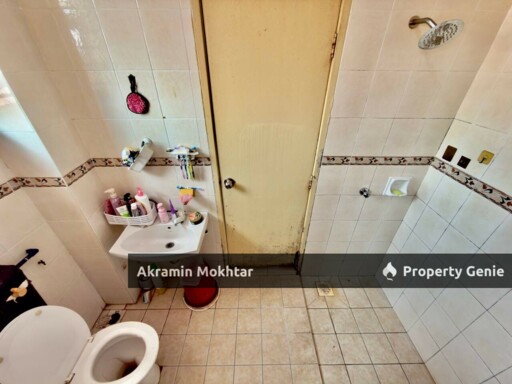 END LOT 3 Storey Terrace De Puncak Ukay, Taman Ukay Perdana, Ampang Selangor .