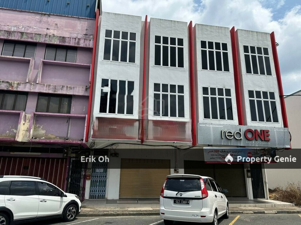 Jalan Besar Jerantut Pahang 3 Storey Shophouse for Sale Facing Main Road (Intermediate Unit)