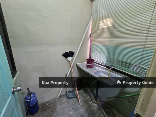 Third Floor Shophouse/Apartment For Rent Located at MJC, Batu Kawa