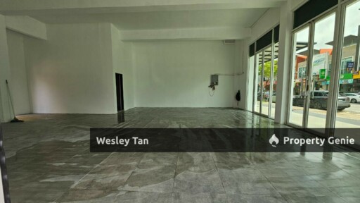 Melaka Raya 1.5 Storey Commercial Corner Shop with Rooftop Balcony Surrounded by 5 Banks