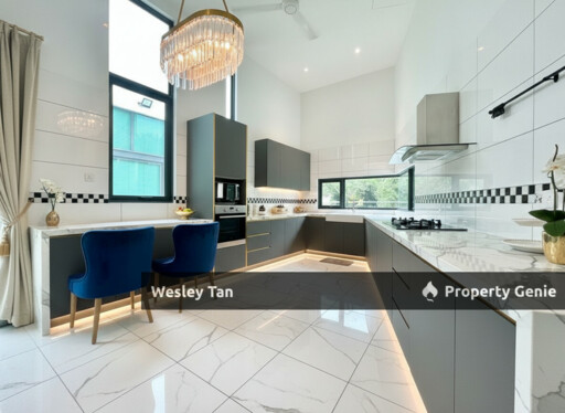 Luxury Designed 1.5 Storey Tiara Golf Corner Bungalow 8rooms Pond & Pool 24/7 Gated & Guarded