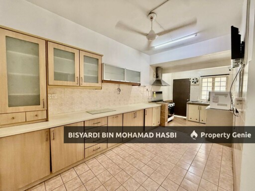Corner Lot with Ample Parking + Extra Land 2 Storey House, Bukit Jelutong Shah Alam.