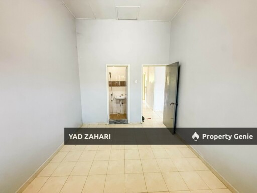 Seksyen 30, Jalan Kebun Shah Alam | Single Storey Terrace 4 Bedrooms | RM380K - Flexible Deposit, Kitchen with Table Top and Nearby School