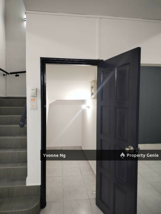 Molek/ 2-Sty Terrace House For Rent/ Nearby Johor Jaya / Ciq /Majidee/Ros Merah