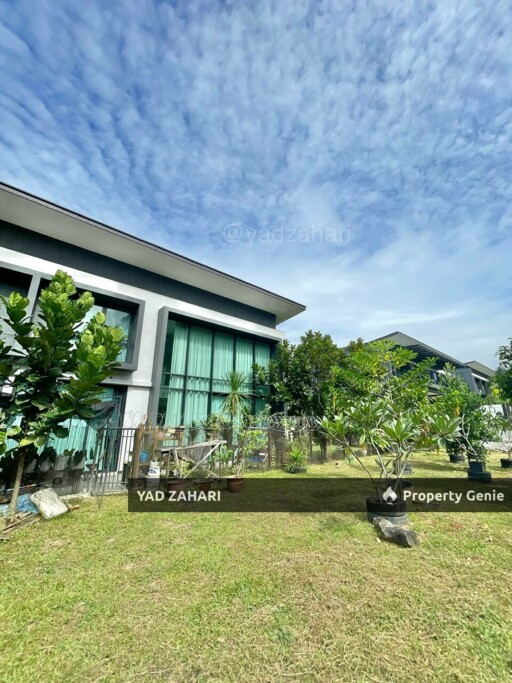 Semi-furnished Double Storey Zero Lot Bungalow Next to the Natural Lake, Perdana Heights