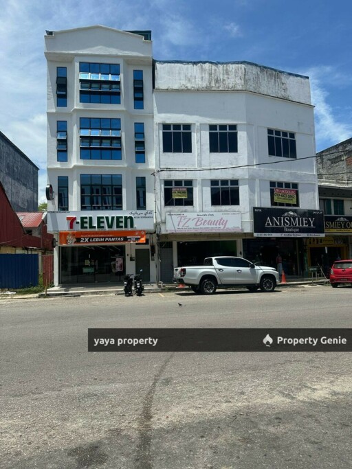 BANGUNAN KEDAI 3 TINGKAT DI BANDAR KUALA KRAI