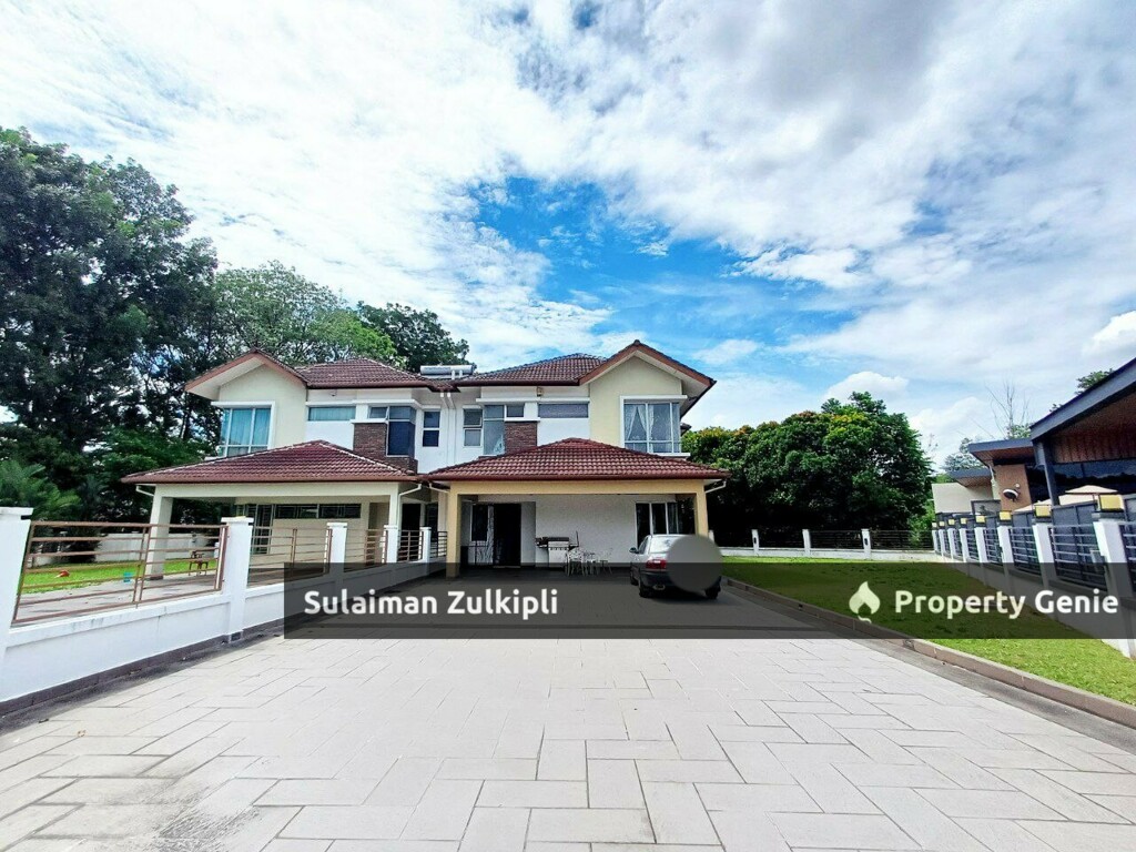 corner lot Semi-D big extra land Extended kitchen at Kota Kemuning