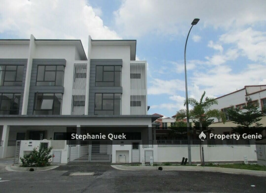 Bandar Bukit Raja Klang 2.5 Storey END LOT Terrance House For Sale With Extra Land
