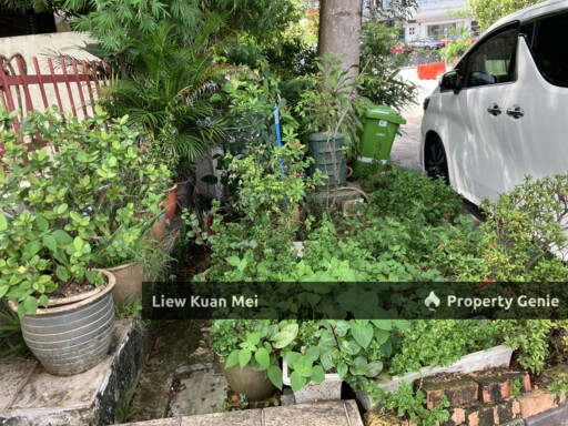 This 3-storey terrace house is located at Lorong Setiabistari 3, Damansara Heights, in a prime and strategic location just a short distance from Pavilion Mall and the MRT station.