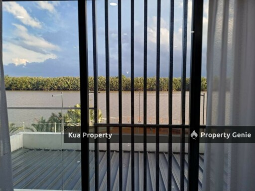 Alyvia Residence Upper Unit Townhouse at Northbank, Tabuan Tranquility