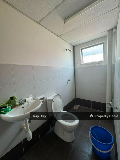 Taman Molek 2nd Floor For Rent