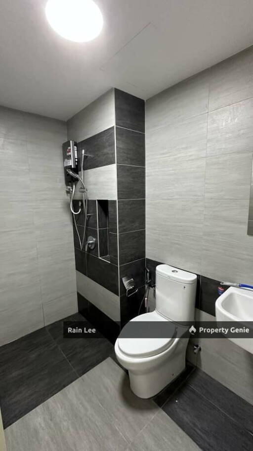 Aster Residence Cheras/Room for Rent / Medium Room Include WiFi /Doorstep MRT Station 2mins Walking Distance