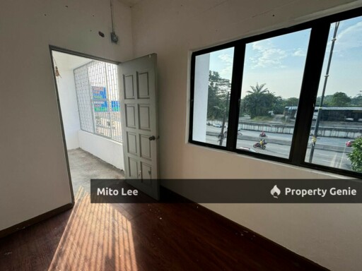 JB Town 2 storey Shoplot For Sale!! Facing Main Road!!