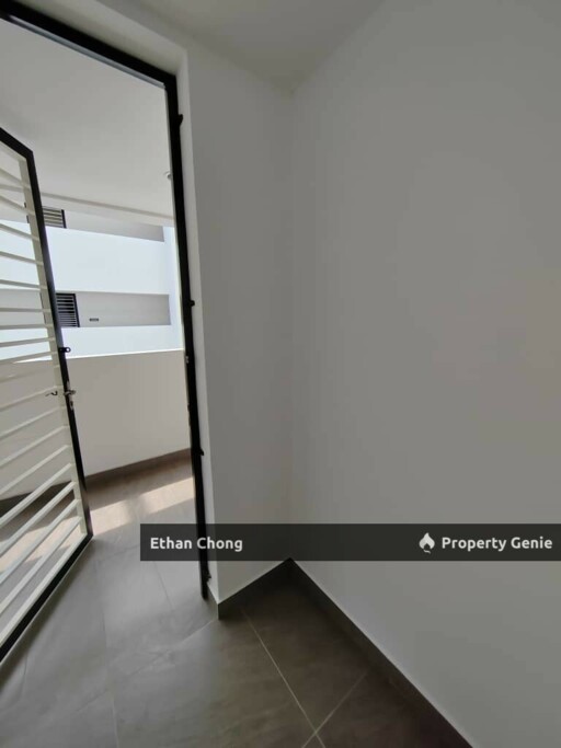 Nova Saujana Partial Furnished Unit For Rent