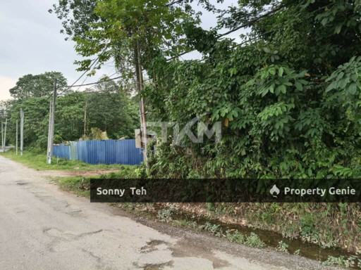 Jalan Sungai Lalang Next To Universal Memorial Park