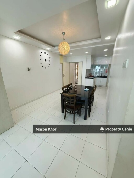THE GOLDEN TRIANGLE CONDO 1165sf 2CP FULLY RENOVATED RELAU