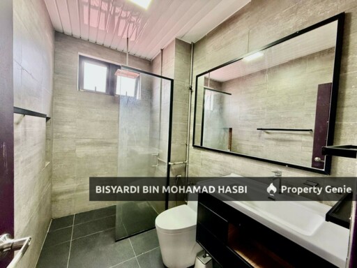 Corner Lot with Ample Parking + Extra Land 2 Storey House, Bukit Jelutong Shah Alam.