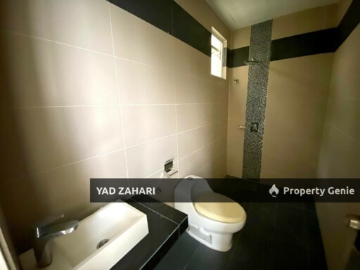 Taman Alam Kemuning, Shah Alam | 3-Storey Bungalow 6+1 Bedrooms | RM1.6M - Near Highway, Spacious Car Porch & Big Covered Balcony