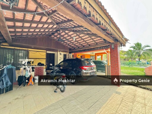 Facing Open & Partially Furnished | Double Storey Jalan Platinum Seksyen 7, Shah Alam