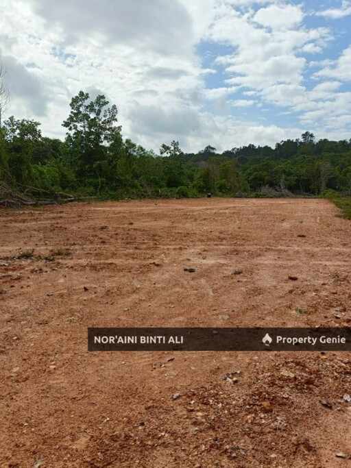 TANAH LOT BANGUNAN UNTUK DIJUAL DI KG NYIOR PAKA  * sekeliling tanah sudah ada rumah yang dibina dan diduduki